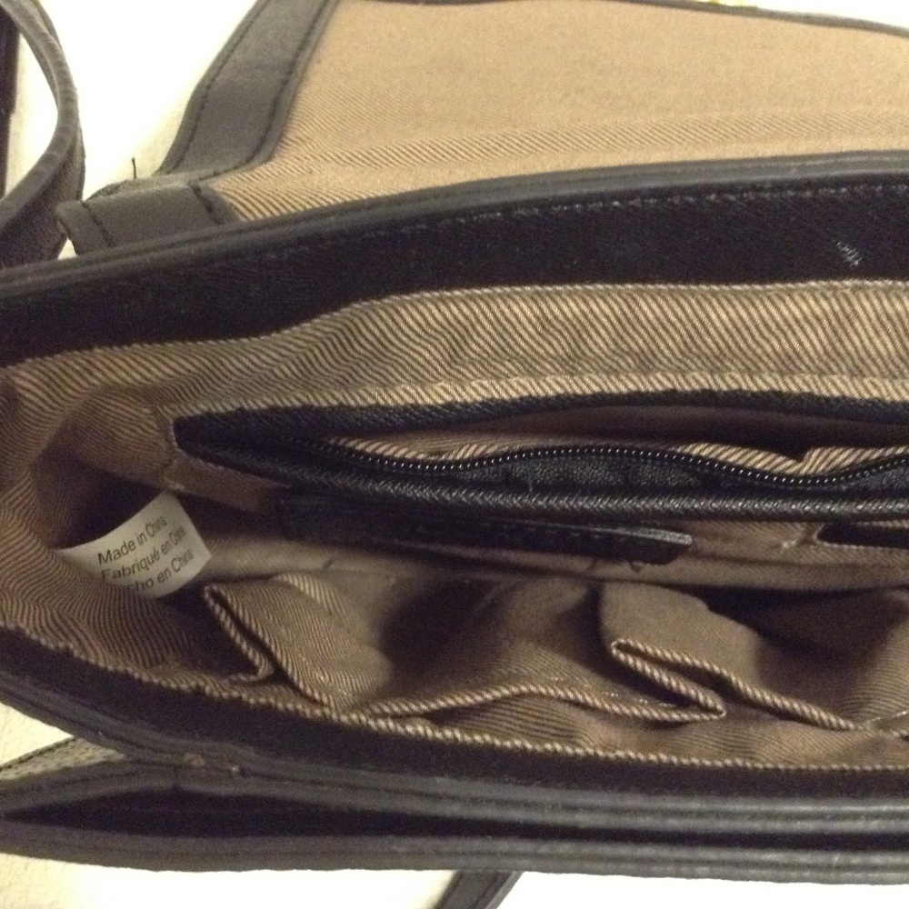 London Fog crossbody purse 9 1/2" X 7 1/2" - Picture 5 of 5